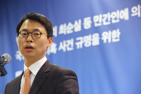 '박근혜 정부의 최순실 등 민간인에 의한 국정농단 의혹 사건 수사  규명을 위한 특별검사팀'의 대변인인 이규철 특검보가 24일 오후 서울 대치동 사무실에서 브리핑을 하고 있다.